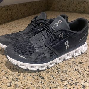 Black & White Cloud 5 Sneakers - Size 8.5